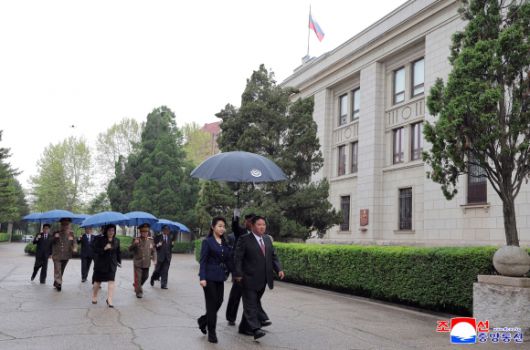 김정은, 딸 주애와 주북 러시아 대사관 방문 - 김정은 북한 국무위원장이 소련의 제2차 세계대전 승리(전승절) 80주년을 맞아 9일 오전 딸 주애와 함께 평양 주재 러시아 대사관을 방문했다고 조선중앙통신이 10일 보도했다. 2025.5.10 조선중앙통신 연합뉴스