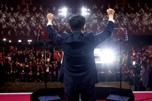 국힘, 대선후보 김문수 선출 - 김문수 국민의힘 대선후보가 3일 오후 경기 고양시 킨텍스에서 열린 21대 대통령선거 후보자 선출을 위한 제5차 전당대회에서 대선후보로 선출된 뒤 두손을 들어 환호하고 있다. 뉴시스