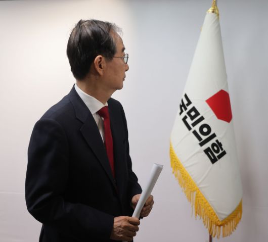 기자회견 마친 한덕수 후보 - 한덕수 대선 예비후보가 10일 서울 여의도 국민의힘 중앙당사에서 긴급 기자회견을 마친 뒤 이동하고 있다. 연합뉴스