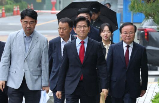 법원에 직접 출석하는 김문수 - 국민의힘으로부터 대통령선거 후보 자격이 취소된 김문수 후보가 10일 오후 서울 양천구 남부지방법원에서 열린 후보 선출취소 효력정지 가처분 심문기일에 출석하고 있다. 뉴스1