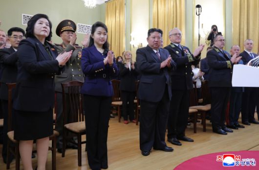 김정은, 딸 주애와 주북 러시아 대사관 방문 - 김정은 북한 국무위원장이 소련의 제2차 세계대전 승리(전승절) 80주년을 맞아 9일 오전 딸 주애와 함께 평양 주재 러시아 대사관을 방문했다고 조선중앙통신이 10일 보도했다. 2025.5.10 조선중앙통신 연합뉴스