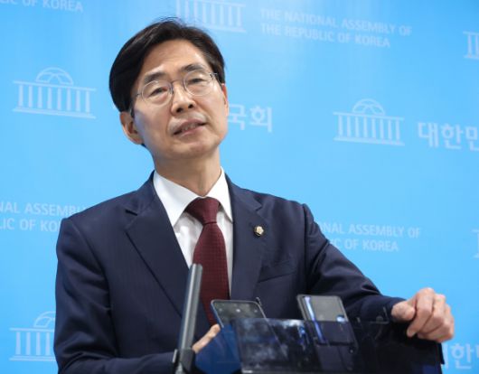 한덕수 후보 사퇴 촉구하는 조경태 의원 - 국민의힘 조경태 의원이 10일 국회 소통관에서 당의 김문수 대선 후보 선출 취소와 한덕수 후보 재선출 절차 착수 조치와 관련한 규탄 및 철회 촉구 기자회견을 마친 뒤 취재진 질문에 답변하고 있다. 2025.5.10 연합뉴스