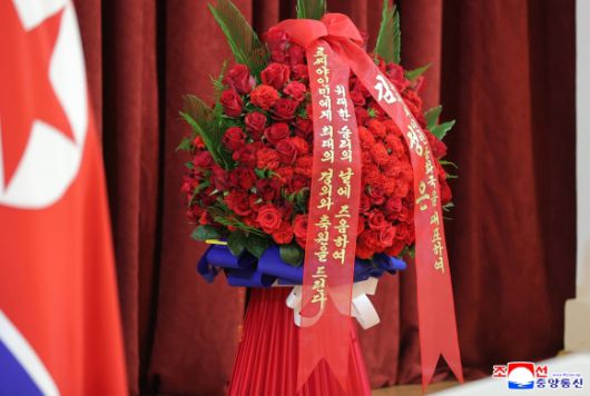 김정은, 딸 주애와 주북 러시아 대사관 방문 - 김정은 북한 국무위원장이 소련의 제2차 세계대전 승리(전승절) 80주년을 맞아 9일 오전 딸 주애와 함께 평양 주재 러시아 대사관을 방문했다고 조선중앙통신이 10일 보도했다. 2025.5.10 조선중앙통신 연합뉴스