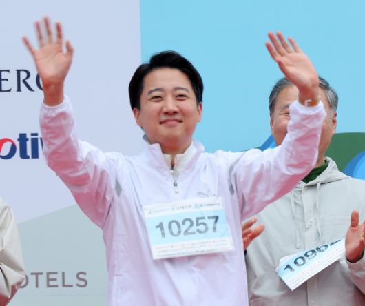 손 흔드는 이준석 - 개혁신당 이준석 대선 후보가 11일 오전 부산 해운대구 벡스코 일대에서 열린 다이아몬드브릿지 걷기축제에 참가해 시민들에게 인사하고 있다. 2025.5.11 연합뉴스