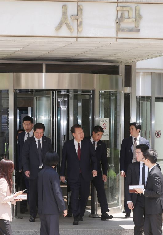 법원 나서는 윤 전 대통령 - 윤석열 전 대통령이 12일 서울 서초구 중앙지방법원에서 열린 내란 우두머리 혐의·직권남용 권리행사방해 혐의 사건 3차 공판에서 오전 공판을 마친 후 법원을 나서고 있다. 2025.5.12 사진공동취재단