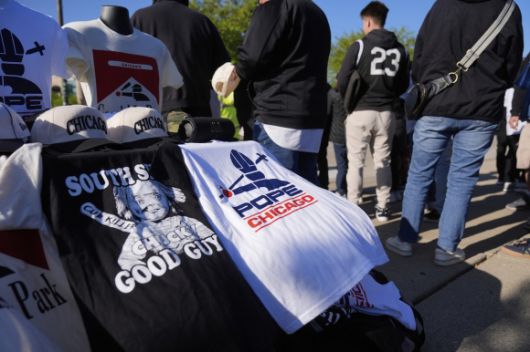 10일(현지시간) 미 시카고에서 미 프로야구(MLB) 시카고 화이트삭스와 마이애미 말린스 경기를 앞두고 경기장 밖에서 교황 레오 14세를 기념하는 티셔츠가 판매되고 있다. 2025.5.10 시카고 AP 연합뉴스