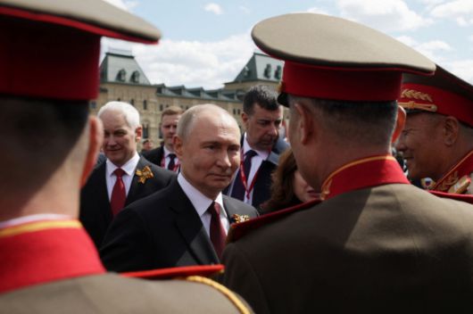 9일(현지시간) 러시아의 심장인 붉은광장에서 제2차 세계대전 승리(전승절) 80주년을 기념하는 대규모 열병식이 열린 가운데, 블라디미르 푸틴 대통령이 행사에 참석한 북한군 대표단과 악수하고 있다. 2025.5.9 모스크바 로이터 연합뉴스