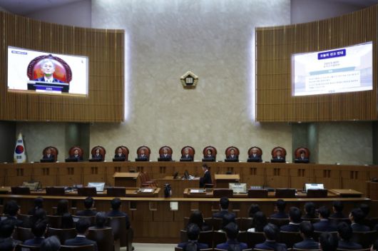 ‘우리 편에 유리하면 좋은 법, 불리하면 나쁜 법’이라는 집단주의에 빠져 한국 정치가 사법권을 예사로 흔들고 있다는 지적이 높아진다. 사진은 지난 1일 서울 서초구 대법원에서 더불어민주당 이재명 대선 후보의 공직선거법 위반 사건 상고심 선고를 하는 대법관들. 연합뉴스