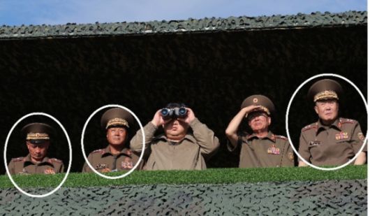 김정은과 나란히 선 ‘러시아 파견 북한군 장성 3명’. 왼쪽부터 신금철, 김영복, 리창호의 모습. 연합뉴스