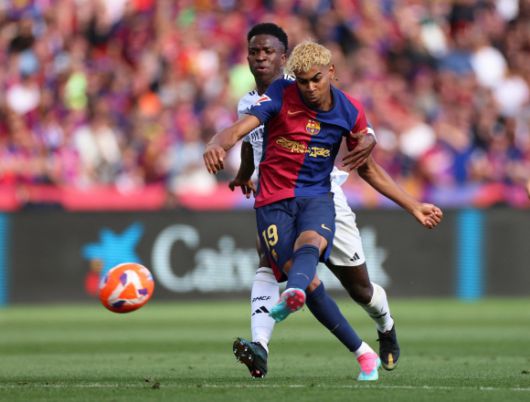 바르셀로나 라민 야말이 12일(한국시간) 스페인 바르셀로나의 에스타디 올림픽 류이스 쿰파니스에서 끝난 2024~25 스페인 라리가 35라운드 레알 마드리드와의 홈 경기에서 슛하고 있다. 로이터 연합뉴스