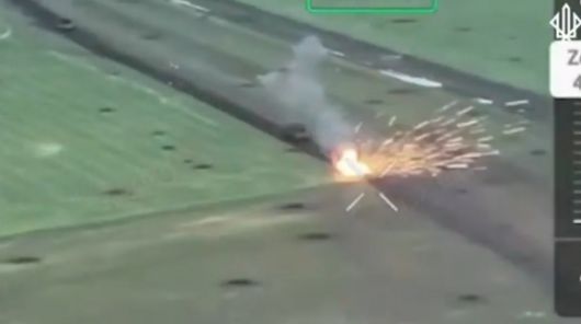 우크라이나 도네츠크주(州) 포크롭스크에서 우크라이나 방위군의 공격을 받은 러시아군 전차가 폭발하고 있다. 우크라이나 방위군 제3작전 스파르탄 여단 제공