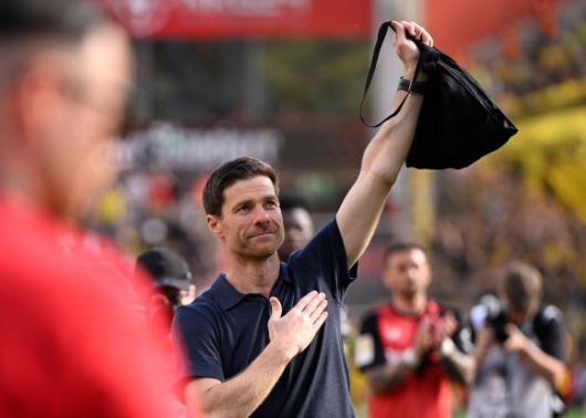 사비 알론소 레버쿠젠 감독이 11일(한국시간) 독일 레버쿠젠의 바이아레나에서 열린 2024~25 분데스리가 33라운드 도르트문트와의 홈 경기에서 2-4로 패한 뒤 홈팬들에게 작별 인사하고 있다. AFP 연합뉴스