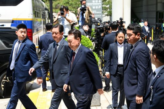 답 없이 차로 - 윤석열 전 대통령이 12일 서울 서초구 중앙지방법원에서 열린 내란 우두머리 혐의, 직권남용 권리행사방해 혐의 사건 3차 공판에서 오전 재판 종료 후 식사를 위해 나서다 취재진의 질문에 묵묵부답으로 일관하고 있다. 2025.05.12 사진공동취재단