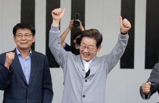 이재명 ‘미소 활짝’ - 경청투어에 나선 이재명 더불어민주당 대통령 후보가 11일 오후 전남 해남군 군민광장 야외공연장에서 미소를 짓고 있다. 2025.5.11 뉴스1