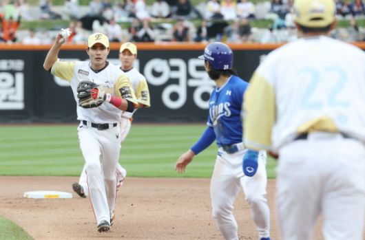 한화 이글스 심우준이 5일 대전 한화생명볼파크에서 열린 2025 KBO리그 정규시즌 삼성 라이온즈와희 홈 경기에서 수비하고 있다. 대전 뉴스1