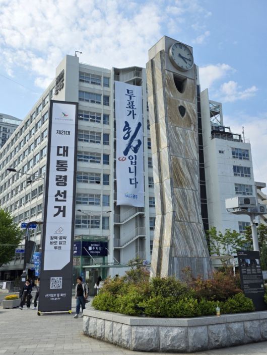 1980년 5월 당시 계엄군의 기총소사를 받았던 전일빌딩245 건물과 금남로 일대. 광주광역시 제공