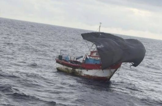 55일 태평양에서 표류하다 구조된 페루 어선. 출처=에콰도르 해군
