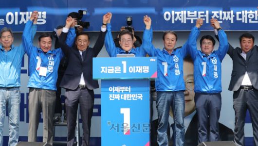 이재명 구미역광장 유세 - 더불어민주당 이재명 대선후보가 13일 경북 구미역광장에서 열린 집중유세에 참석하며 권오을 중앙선거대책위원회 국민대통합위원장 등과 함께 인사하고 있다. 2025.5.13 구미 홍윤기 기자