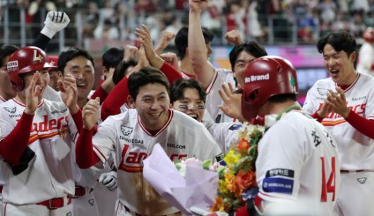 동료들 축하 받는 500홈런 최정 - 13일 인천SSG 랜더스필드에서 열린 ‘2025 신한 SOL뱅크 KBO리그’ NC 다이노스와 SSG 랜더스의 경기, SSG 최정이 6회말 2사 1루 동점 2점 홈런을 터뜨리며 개인 통산 500홈런을 기록한 후 더그아웃에서 동료 선수들의 환호를 받고 있다. 2025.5.13 뉴스1