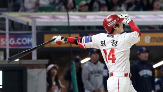 최정, 시원하게 넘어가는 500홈런 - 13일 인천SSG 랜더스필드에서 열린 ‘2025 신한 SOL뱅크 KBO리그’ NC 다이노스와 SSG 랜더스의 경기, SSG 최정이 6회말 2사 1루 동점 2점 홈런을 터뜨리며 개인 통산 500홈런을 기록하고 있다. 2025.5.13 뉴스1