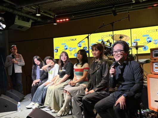 윤종수 변호사(맨 오른쪽)가 지난 4월 26일 서울 마포구 상수동 공연장 ‘우무지’를 처음으로 공개하면서 뮤지션과 커뮤니티 관계자 등과 대담을 하는 모습. 우무지 제공