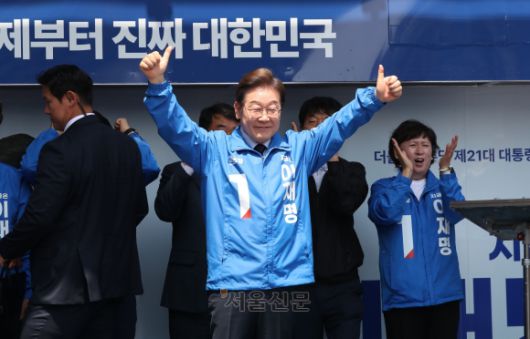 이재명 더불어민주당 대선후보가 13일 경북 구미역 광장에서 열린 집중유세에 참석하며 인사하고 있다. 2025.5.13 구미 홍윤기 기자