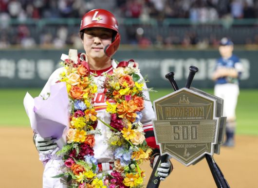 최정, 개인 통산 500홈런 대기록 달성 - 13일 인천SSG 랜더스필드에서 열린 ‘2025 신한 SOL뱅크 KBO리그’ NC 다이노스와 SSG 랜더스의 경기, SSG 최정이 6회말 2사 1루 동점 2점 홈런을 터뜨리며 개인 통산 500홈런을 기록한 후 기념 촬영을 하고 있다. 2025.5.13 뉴스1