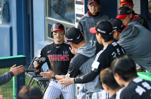 LG 트윈스 신민재가 7일일 서울 잠실야구장에서 열린 2025 KBO리그 정규시즌 두산 베어스의 원정 경기에서 득점한 뒤 동료들과 하이파이브하고 있다. LG 트윈스 제공