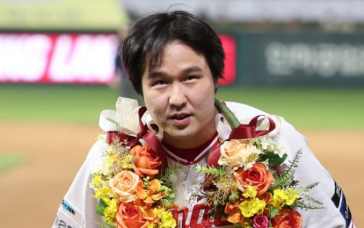 관중석 향해 인사하는 500홈런 최정 - 13일 인천SSG 랜더스필드에서 열린 ‘2025 신한 SOL뱅크 KBO리그’ NC 다이노스와 SSG 랜더스의 경기, SSG 최정이 6회말 2사 1루 동점 2점 홈런을 터뜨리며 개인 통산 500홈런을 기록한 후 관중석을 향해 인사하고 있다. 2025.5.13 뉴스1