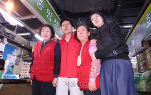 제21대 대통령 선거 공식 선거운동이 시작된 12일 오전 김문수(왼쪽 두 번째) 국민의힘 대선 후보와 배현진(맨 오른쪽) 의원이 서울 송파구 가락시장을 방문해 상인들과 사진 촬영을 하고 있다. 2025.5.12 안주영 전문기자