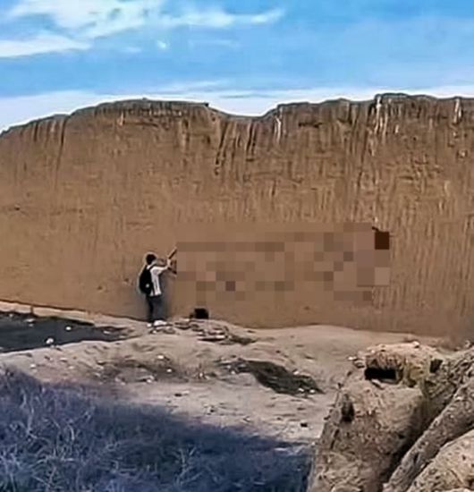 13일(현지시간) 영국 BBC방송 등 외신에 따르면 유네스코 세계문화유산인 ‘찬찬’(Chan Chan) 고고 유적지에서는 최근 정체불명의 관광객이 성벽에 거대 남성 생식기를 그려 넣는 사건이 발생했다.