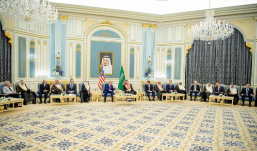 13일(현지시간) 도널드 트럼프 미국 대통령과 수행 대표단이 리야드 왕궁에서 무함마드 빈 살만 사우디 왕세자의 환대를 받고 있다. 2025.5.13 리야드 UPI 연합뉴스(사우디 외무부 제공)