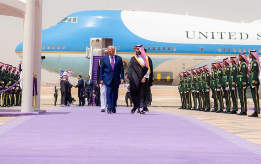 무함마드 빈 살만 사우디아라비아 왕세자가 13일(현지시간) 오전 리야드의 킹 칼리드 국제공항에 도착한 도널드 트럼프 미국 대통령을 영접하고 있다. 2025.5.13 리야드 UPI 연합뉴스