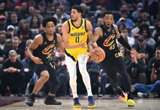 인디애나 페이서스 타이리스 할리버튼이 14일(한국시간) 미국 오하이오주 클리블랜드의 로켓 아레나에서 열린 2024~25 미국프로농구(NBA)  동부 콘퍼런스 플레이오프 2라운드 5차전 클리블랜드 캐벌리어스와의 원정 경기에서 공격하고 있다. AFP 연합뉴스