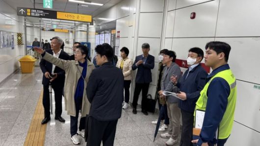 지역주민 및 관계자들과 현장을 살피는 유정희 의원