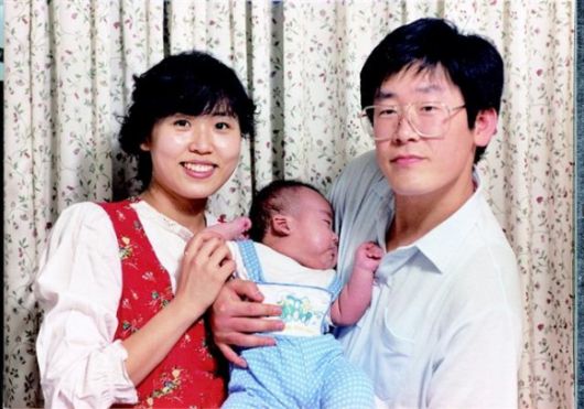 이 후보 부부가 젊은 시절에 찍은 가족 사진. 이 후보는 “다섯 번의 소개팅이 잡히고 세 번째 소개팅에서 운명의 상대를 만났다. 첫눈에 반한 사람의 이름은 김혜경이었다”고 회상했다. 이재명 후보 소셜미디어 캡처