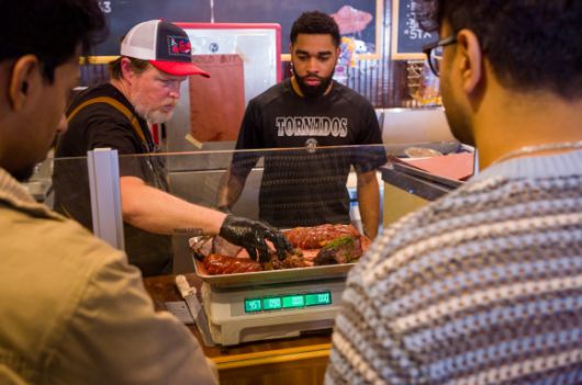 미국 텍사스주 오스틴에 위치한 인터스텔라 BBQ 매장 풍경. 원하는 바비큐 종류와 중량을 이야기하면 저울에 달아 가격을 매긴다. 지난해 미슐랭 별을 받은 네 곳의 텍사스 BBQ 하우스 중 한 곳으로 아침 10시부터 문을 여는데, 그 전부터 이미 줄을 서 있을 정도로 인기다.