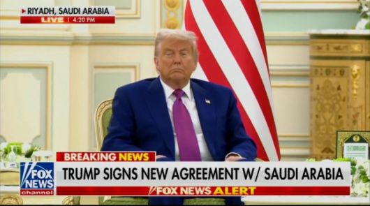 도널드 트럼프 미국 대통령이 13일(현지시간) 사우디아라비아 리야드 왕궁에서 열린 서명식에서 졸린 듯 조는 모습이 포착됐다. 엑스(X)에서 공유된 폭스뉴스 화면.