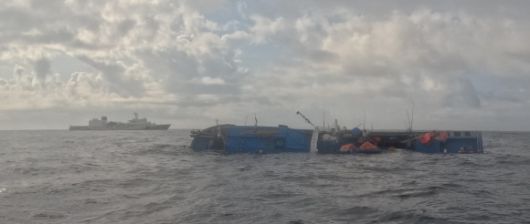 13일 오후 6시 11분쯤 동중국해 서귀포 남서쪽 563㎞ 해상에서 침수 사고가 발생한 ‘887어진호’의 모습. 제주지방해양경찰청 제공