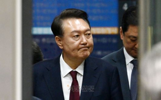 윤석열 전 대통령 3차 공판 종료 - 12·3 비상계엄 사태와 관련해 내란 우두머리 혐의 등으로 기소된 윤석열 전 대통령이 12일 서울 서초구 서울중앙지방법원에서 열린 3차 공판을 마친 뒤 법원을 나서고 있다. 2025.05.12 사진공동취재단