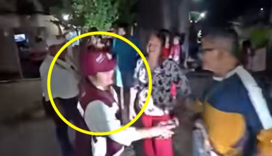 11일(현지시간) 멕시코 동부의 베라크루스주에서 텍시스테펙시 시장 선거에 출마한 집권당 국가재생운동(MORENA·모레나) 소속 예세니아 라라 구티에레스 후보가 거리 유세 중 무장 괴한들의 총에 맞아 사망했다. 사진은 피격 순간 지지자와 악수하는 구티에레스 후보. 2025.5.11 페이스북