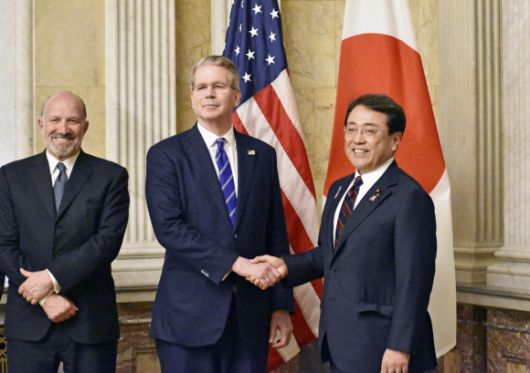 스콧 베선트 미국 재무부 장관(가운데)과 아카자와 료세이 일본 경제재생상(오른쪽)이 지난 1일(현지시간) 미국 워싱턴DC에서 2차 관세 협상을 위해 만나 악수하고 있다. 왼쪽은 하워드 러트닉 미국 상무부 장관.  워싱턴DC 교도 연합뉴스