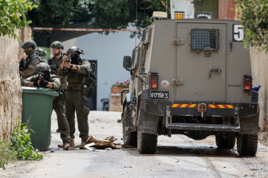 15일(현지시간) 이스라엘군이 요르단강 서안지구 투바스 근처 마을 탐문에서 팔레스타인 테러리스트 소탕 작전을 벌이고 있다. 전날 인근에서는 출산을 위해 분만실로 향하던 이스라엘 임산부 체엘라 게즈(30대)가 팔레스타인 테러리스트의 총격에 사망했고, 이스라엘군은 즉각 테러리스트 색출 작전에 돌입했다. 2025.5.15 탐문 로이터 연합뉴스
