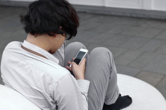 스마트폰 이용과 자세 자료 이미지. 123rf