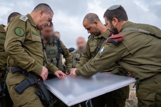 14일(현지시간) 밤 요르단강 서안 북부에서 출산을 위해 분만실로 향하던 이스라엘 임산부 체엘라 게즈(30대)가 팔레스타인 테러리스트의 총격에 사망한 가운데, 에얄 자미르 이스라엘 방위군(IDF) 참모총장이 15일 테러리스트 소탕 작전을 지시하고 있다. 2025.5.1 IDF 자료