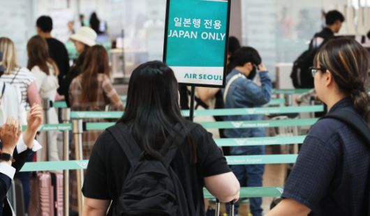 인천국제공항 1터미널 출발층이 일본으로 향하는 여행객으로 붐비고 있다. 2023.6.12 연합뉴스