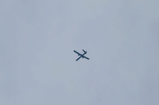 15일(현지시간) 이스라엘군이 요르단강 서안지구 투바스 인근 마을 탐문에서 팔레스타인 테러리스트 소탕 작전을 펼친 가운데, 이스라엘 공군 무인기가 하늘을 날고 있다. 전날 인근에서는 출산을 위해 분만실로 향하던 이스라엘 임산부 체엘라 게즈(30대)가 팔레스타인 테러리스트의 총격에 사망했고, 이스라엘군은 즉각 테러리스트 색출 작전에 돌입했다. 2025.5.15 탐문 로이터 연합뉴스