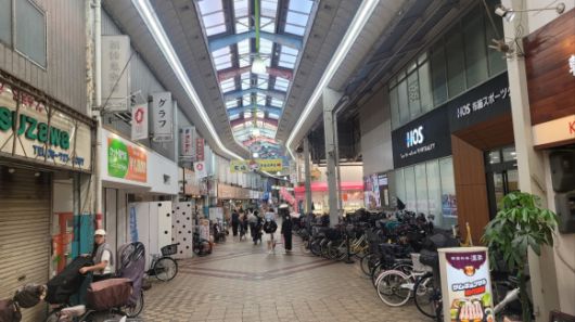 세카이 호텔이 위치한 후세 시장의 모습. 세카이 패스를 활용하면 일부 상점에서 할인 등의 혜택을 받을 수 있다. 오사카 이주원 기자