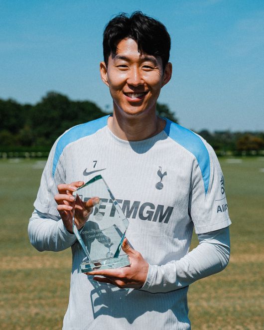 토트넘은이16일(한국시간) 구단 홈페이지를 통해 손흥민이 서포터스 클럽(OSC)이 뽑은 ‘올해의 골’을 수상했다고 밝혔다. 토트넘 소셜미디어 캡쳐