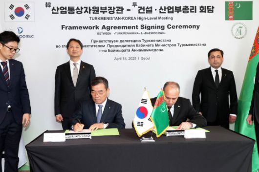 지난달 18일 김보현(왼쪽 세 번째) 대우건설 사장이 투르크메니스탄 비료공장 건설사업 기본합의서에 서명하고 있다. 대우건설 제공